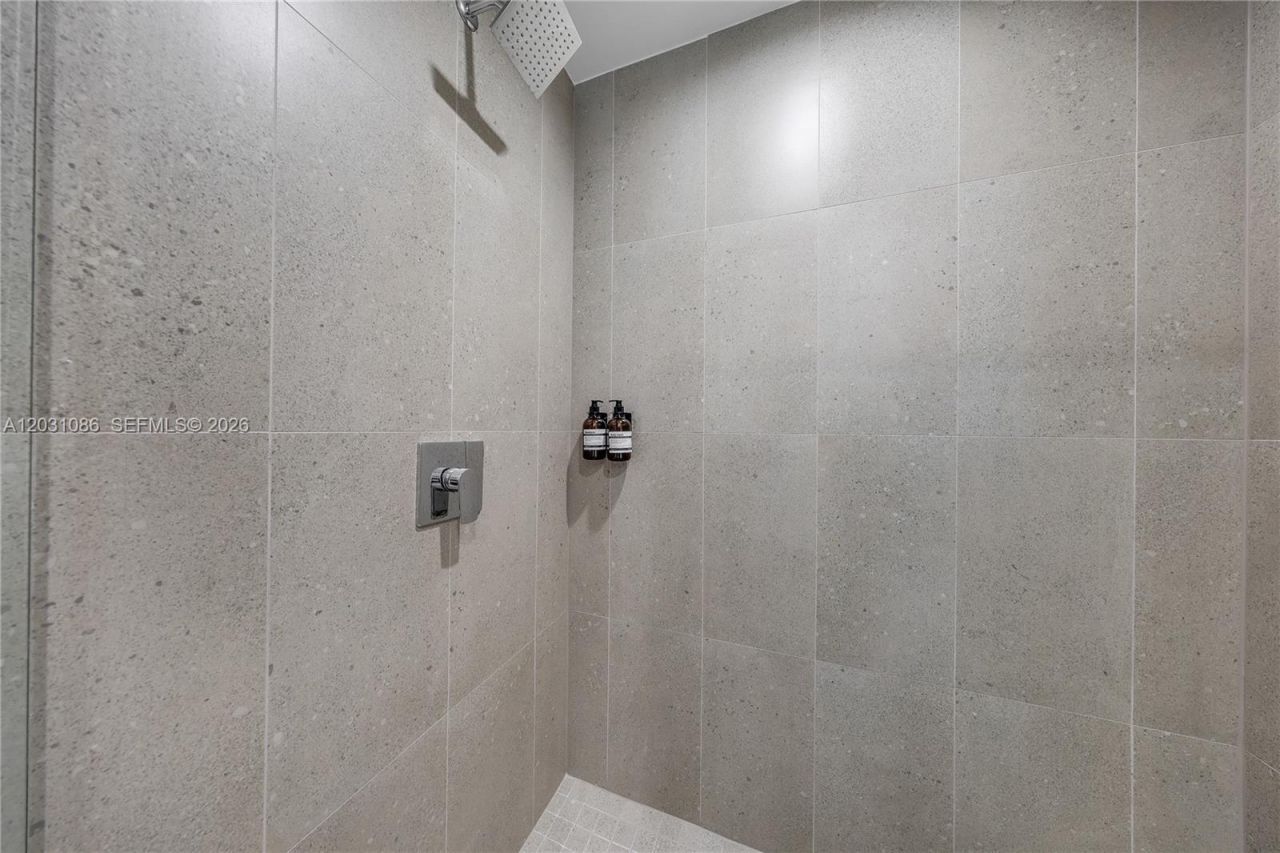 11 NE 6th St , Unit 301, Miami, FL 33132 Photo