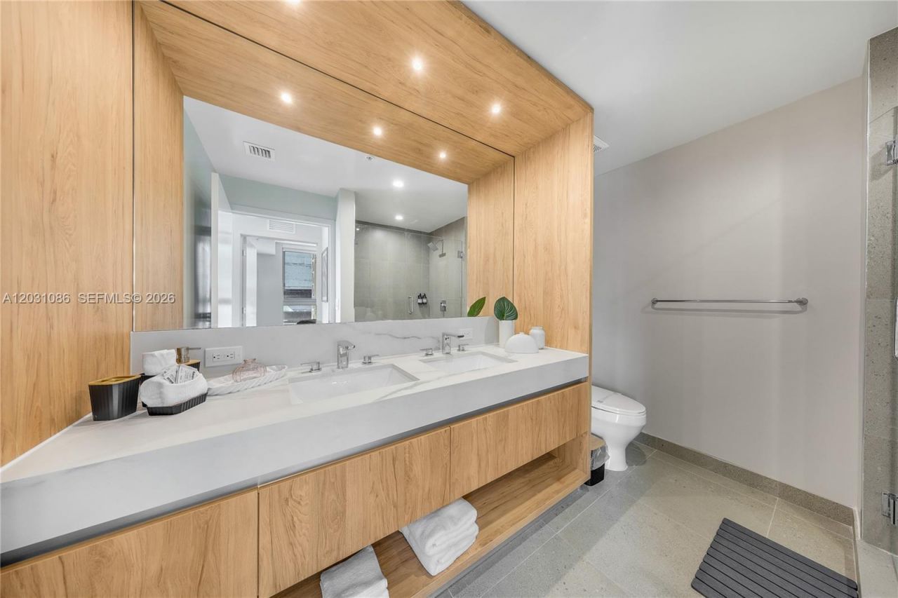 11 NE 6th St , Unit 301, Miami, FL 33132 Photo