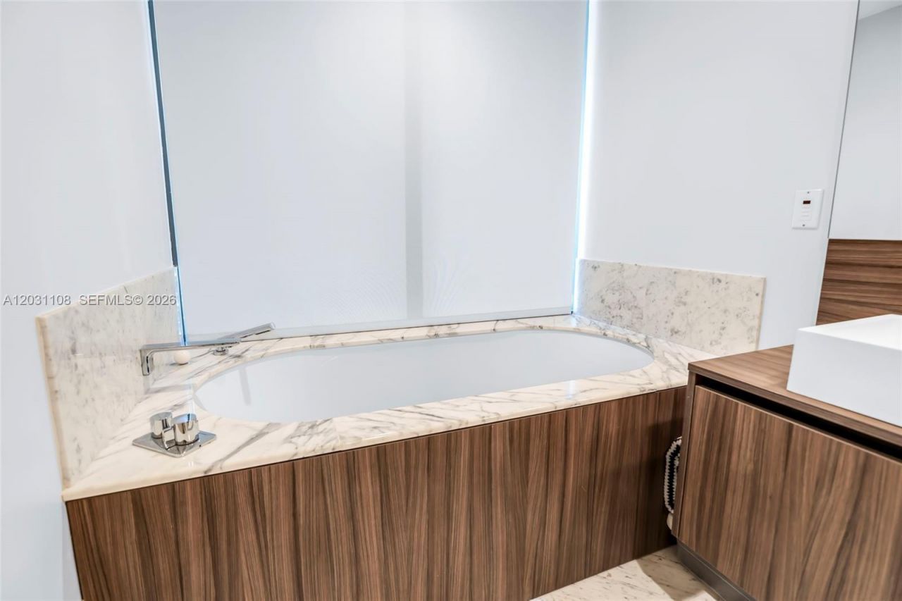 1000 Brickell Plz , Unit 4609, Miami, FL 33131 Photo