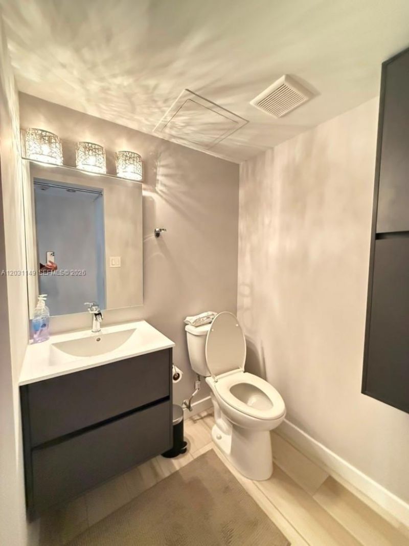 100 Bayview Dr , Unit 912, Sunny Isles Beach, FL 33160 Photo