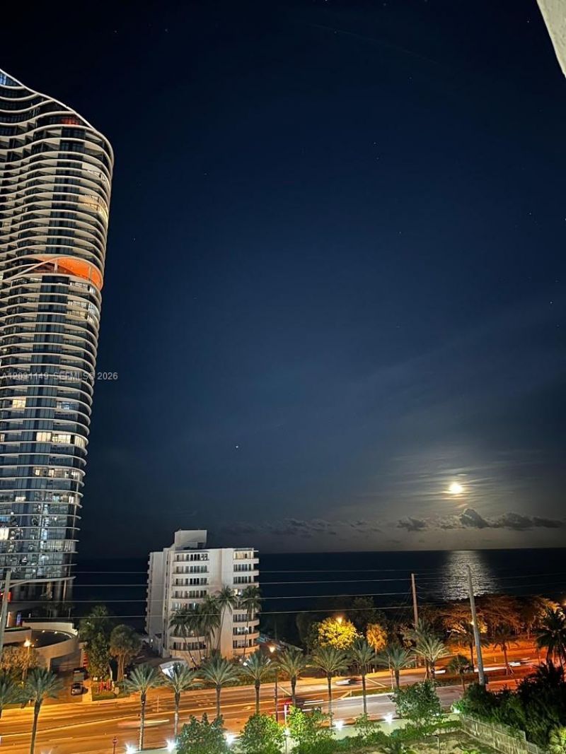 100 Bayview Dr , Unit 912, Sunny Isles Beach, FL 33160 Photo