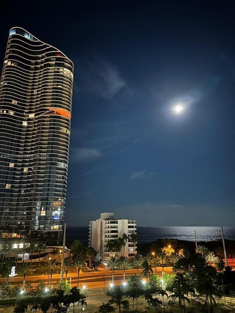 100 Bayview Dr , Unit 912, Sunny Isles Beach, FL 33160 Photo