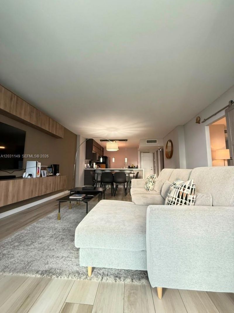 100 Bayview Dr , Unit 912, Sunny Isles Beach, FL 33160 Photo
