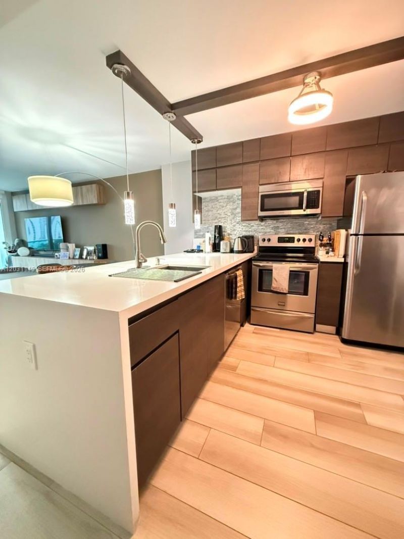 100 Bayview Dr , Unit 912, Sunny Isles Beach, FL 33160 Photo