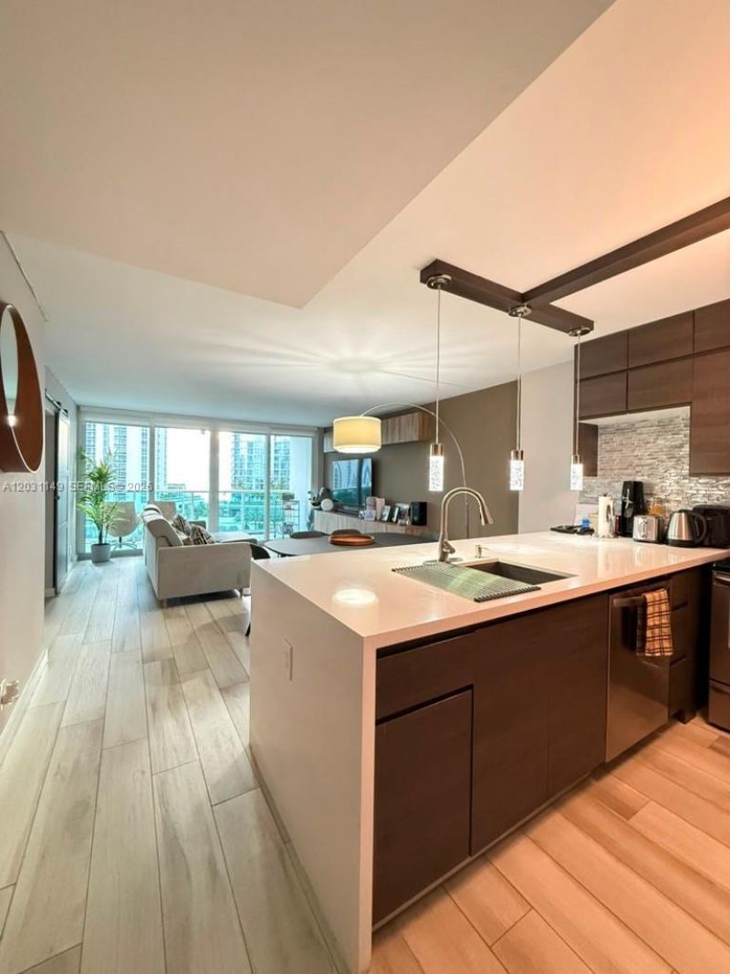 100 Bayview Dr , Unit 912, Sunny Isles Beach, FL 33160 Photo