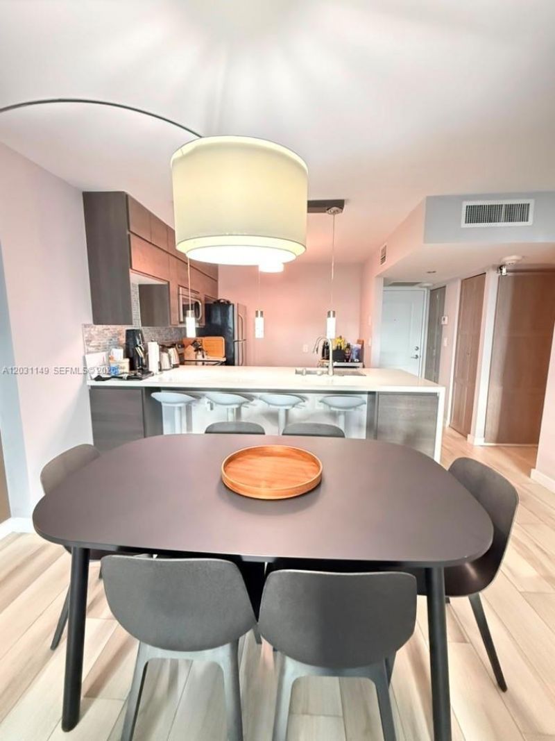 100 Bayview Dr , Unit 912, Sunny Isles Beach, FL 33160 Photo