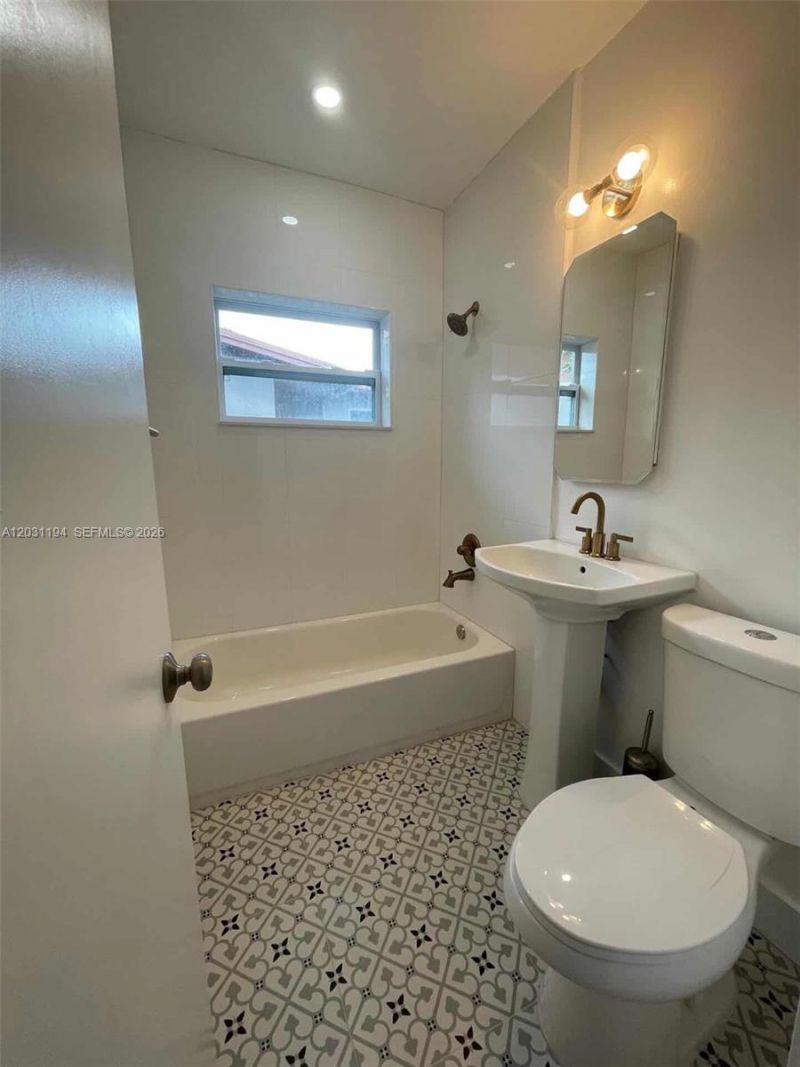 1155 NE 111th St , Unit E, Miami, FL 33161 Photo