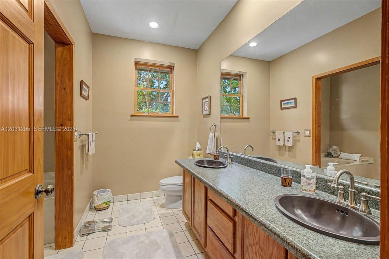 8200 SW 182nd St , Palmetto Bay, FL 33157 Photo
