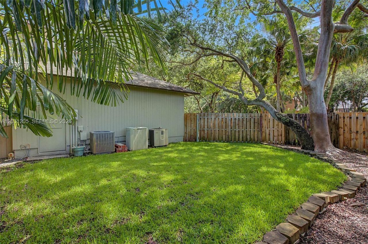 8200 SW 182nd St , Palmetto Bay, FL 33157 Photo