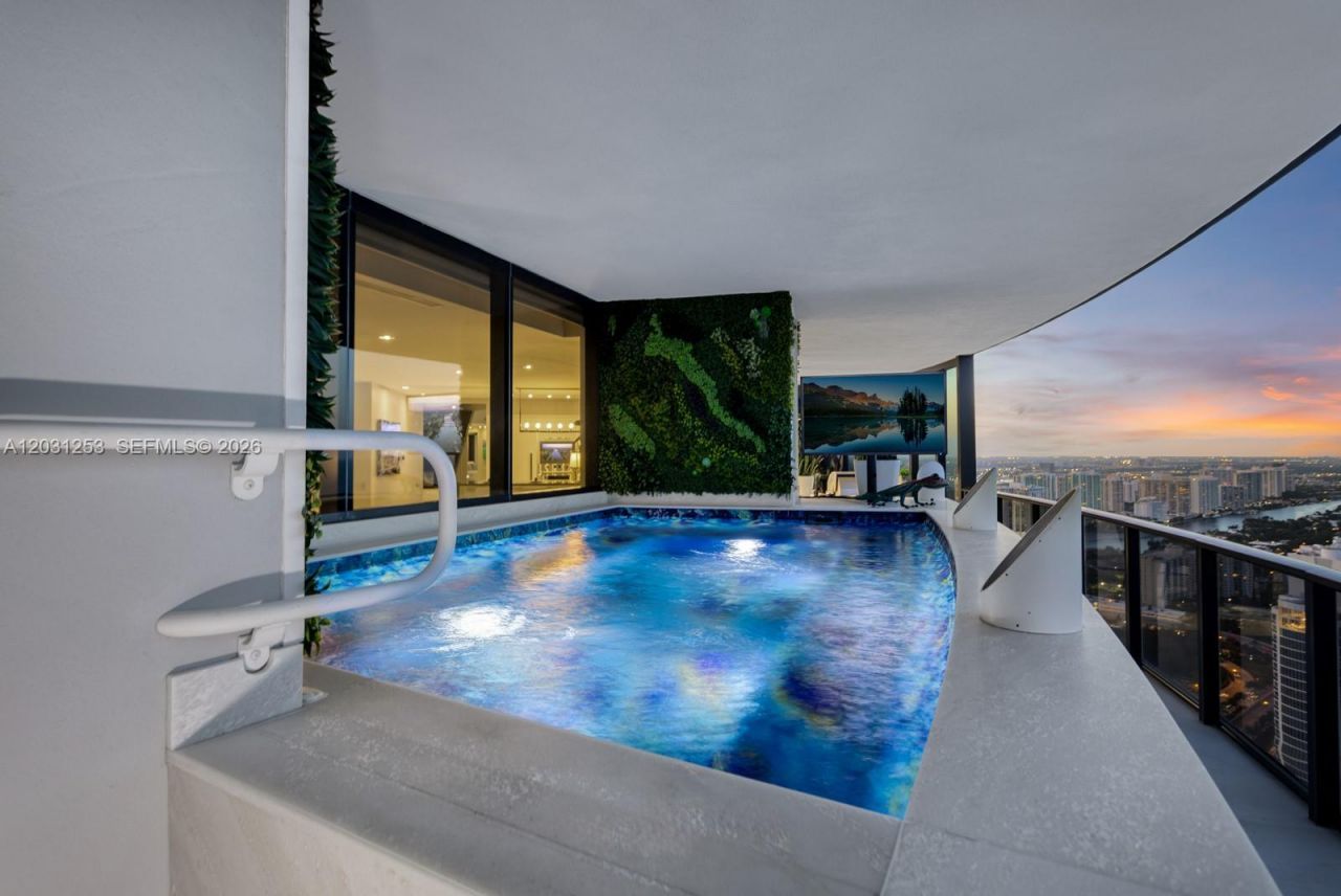 18555 Collins Ave , Unit 4405, Sunny Isles Beach, FL 33160 Photo