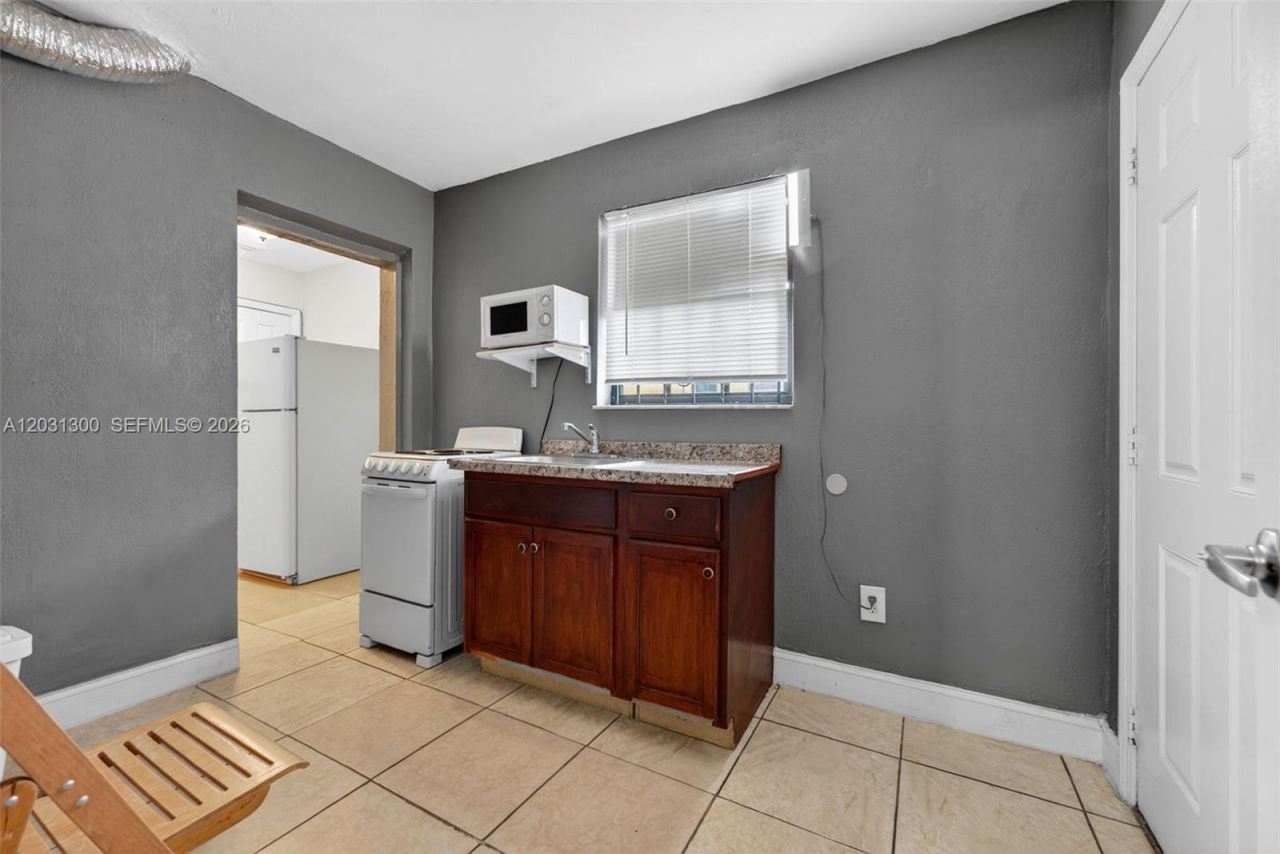 18930 NW 44th Ct , Unit B, Miami Gardens, FL 33055 Photo