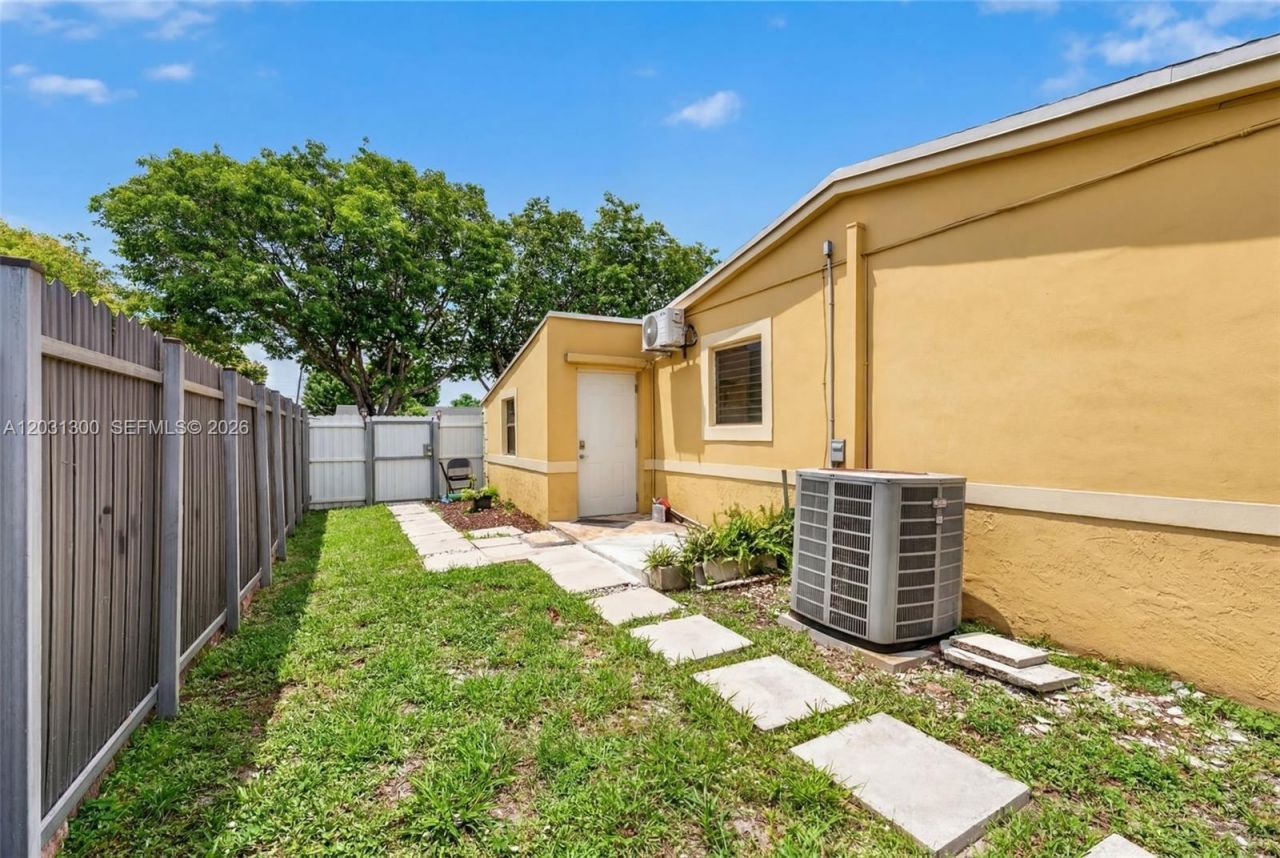 18930 NW 44th Ct , Unit B, Miami Gardens, FL 33055 Photo
