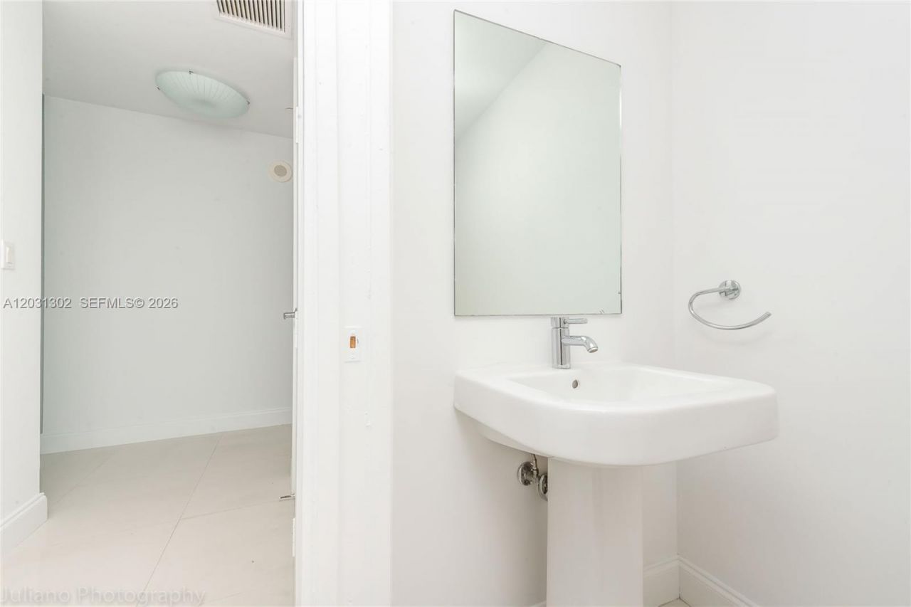 1040 Biscayne Blvd , Unit 1205, Miami, FL 33132 Photo