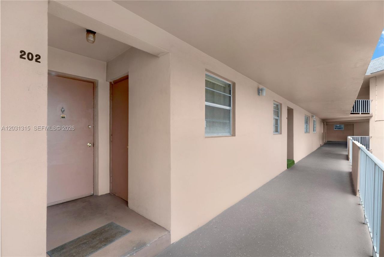 1200 Tallwood Ave , Unit 202, Hollywood, FL 33021 Photo