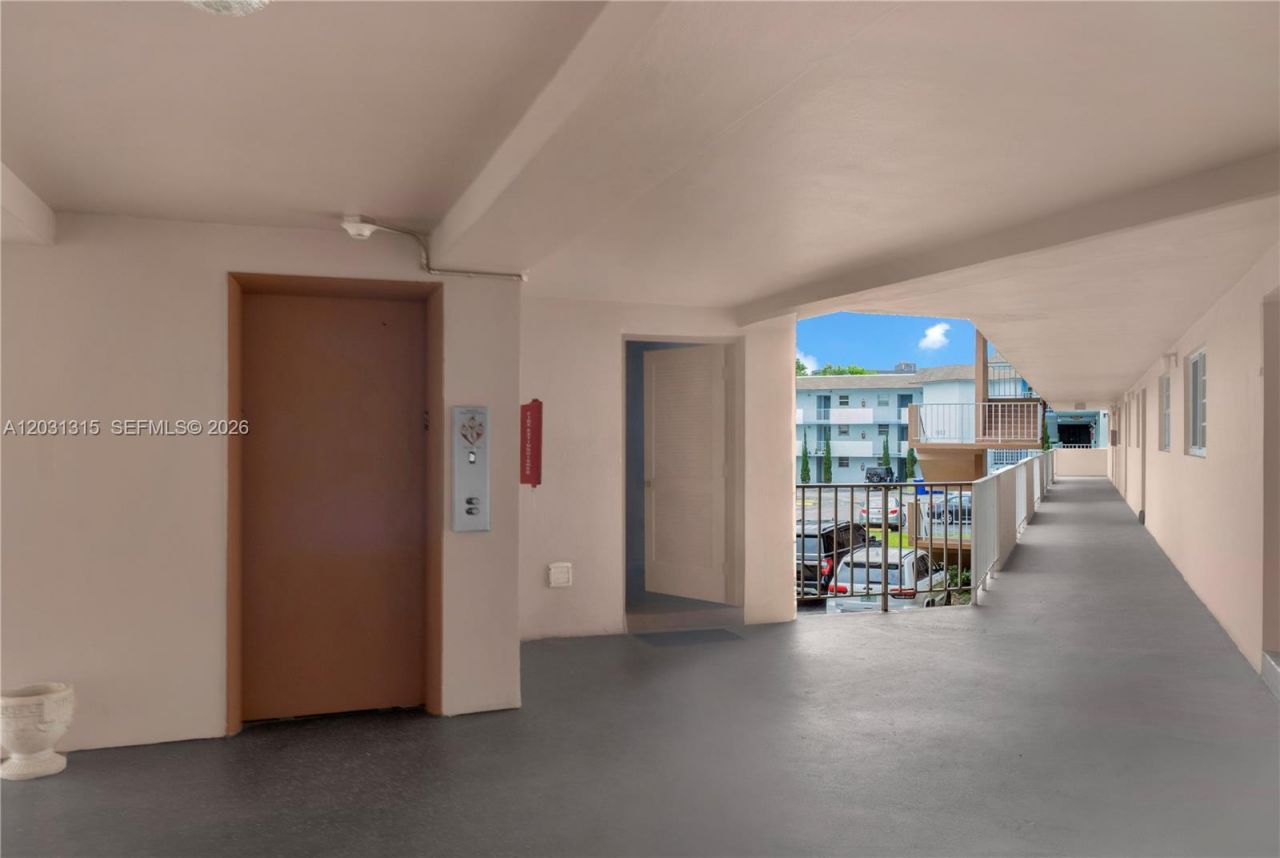 1200 Tallwood Ave , Unit 202, Hollywood, FL 33021 Photo