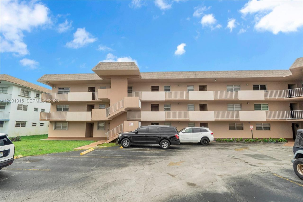1200 Tallwood Ave , Unit 202, Hollywood, FL 33021 Photo
