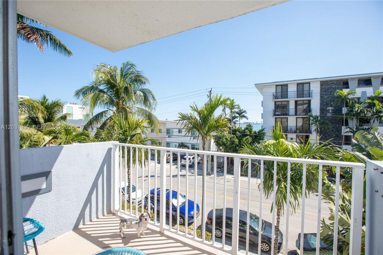 1801 S Treasure Dr , Unit 321, North Bay Village, FL 33141 Photo