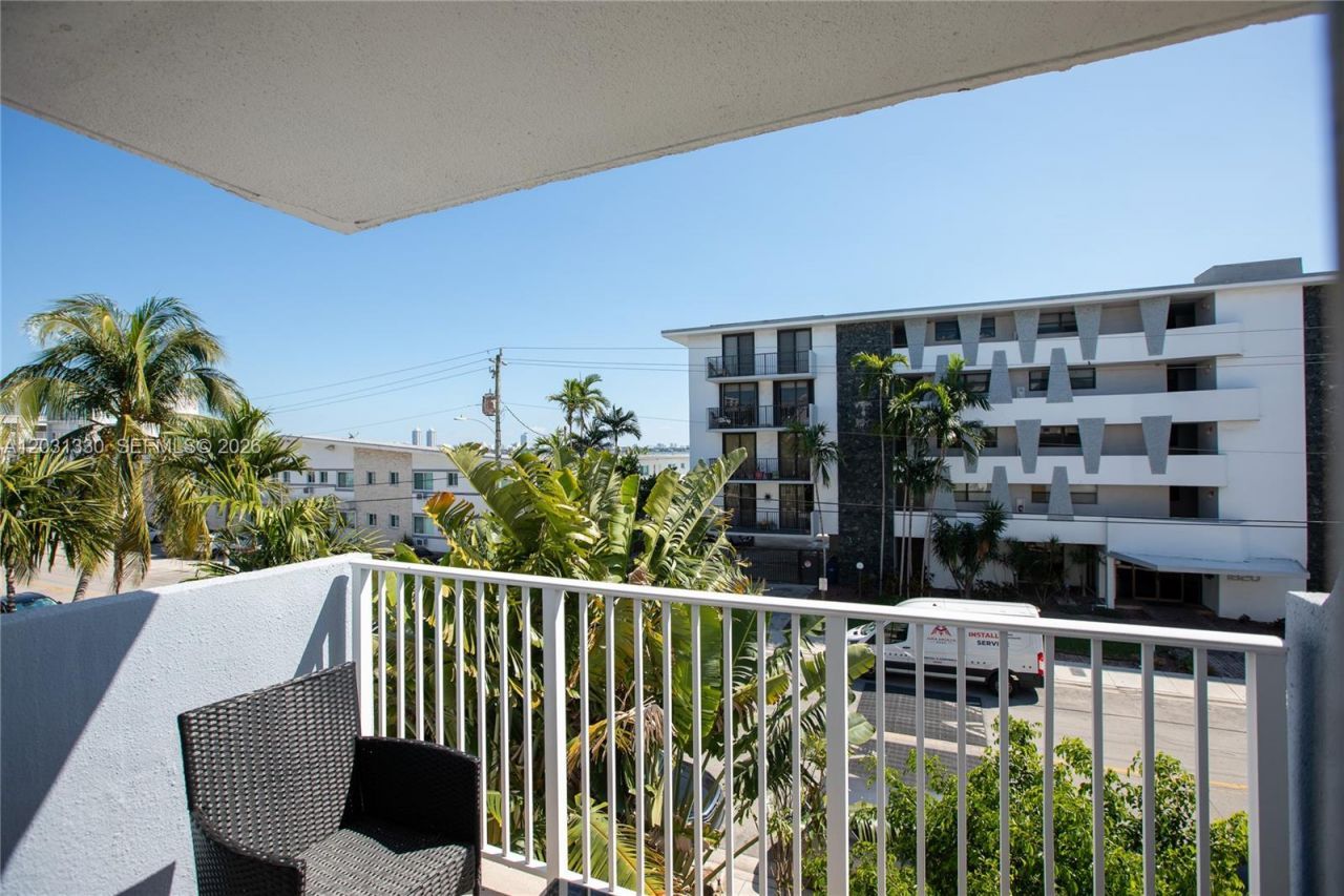 1801 S Treasure Dr , Unit 321, North Bay Village, FL 33141 Photo