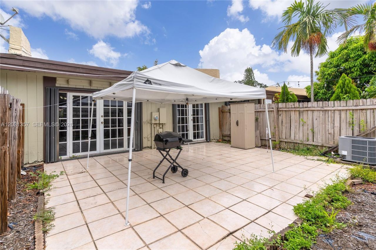 2330 Plum Ct , Pembroke Pines, FL 33026 Photo