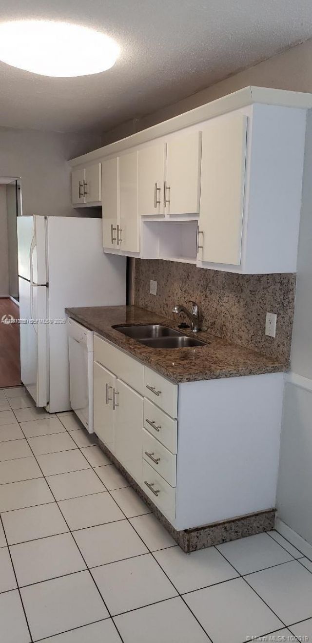 250 Jacaranda Dr, Unit 305, Plantation, FL 33324 Photo