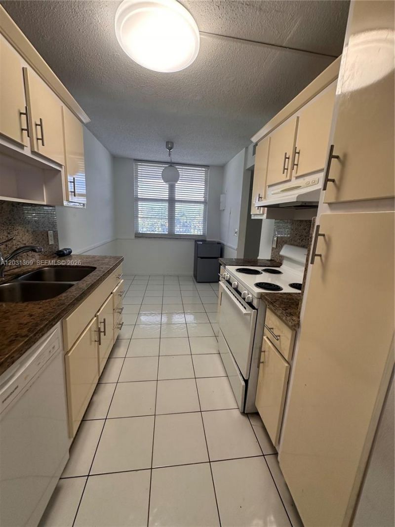 250 Jacaranda Dr, Unit 305, Plantation, FL 33324 Photo