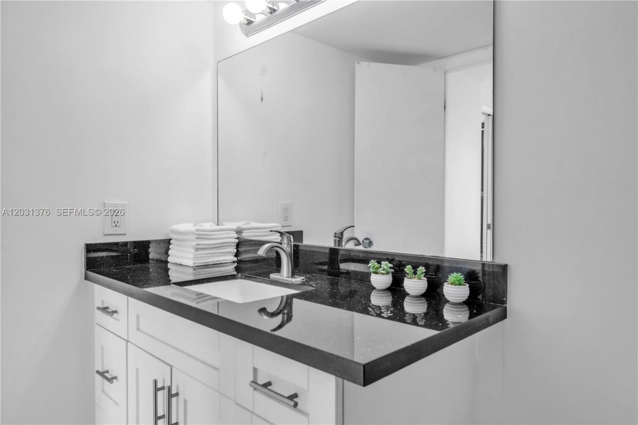 2101 S Ocean Dr , Unit 204, Hollywood, FL 33019 Photo