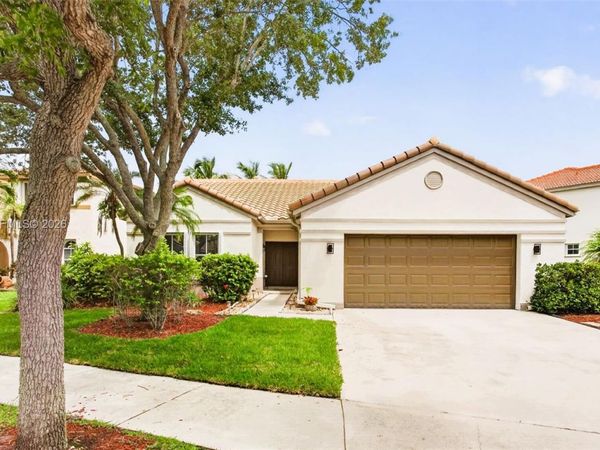 370 Carrington Dr, Weston, FL 33326