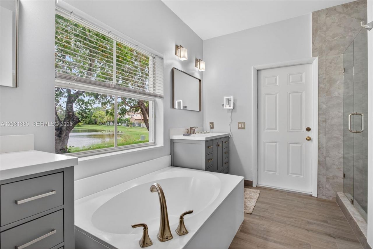 370 Carrington Dr , Weston, FL 33326 Photo