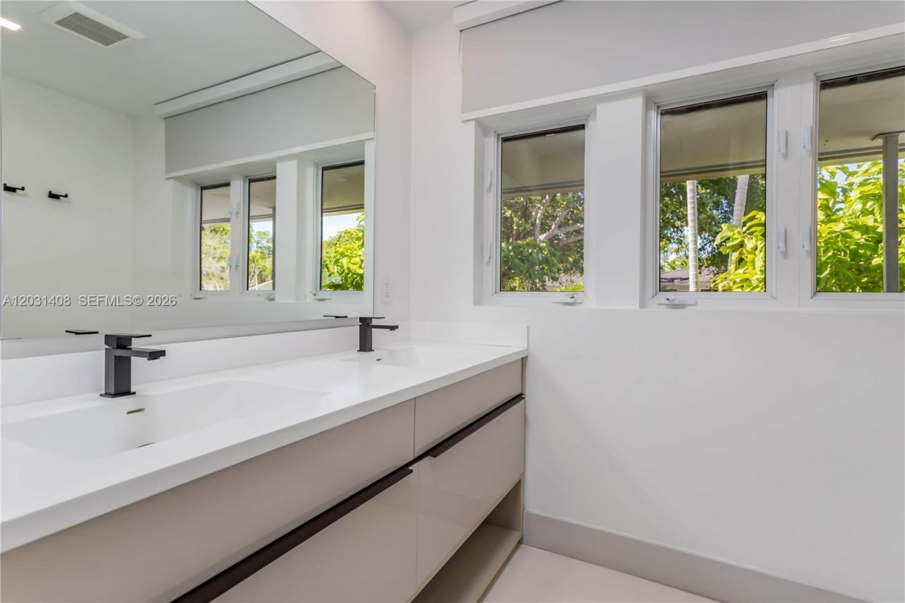 301 E Shore Dr E , Unit 301, Miami, FL 33133 Photo
