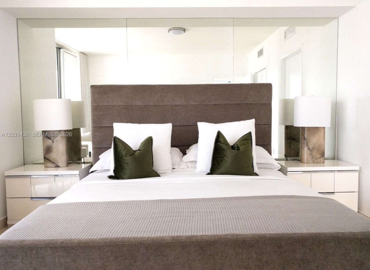 475 Brickell Ave , Unit 3915, Miami, FL 33131 Photo