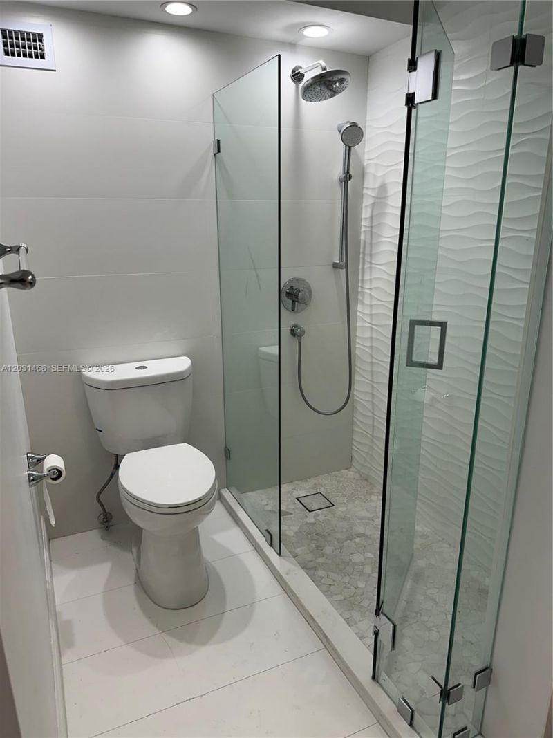 6039 Collins Ave, Unit 728, Miami Beach, FL 33140 Photo