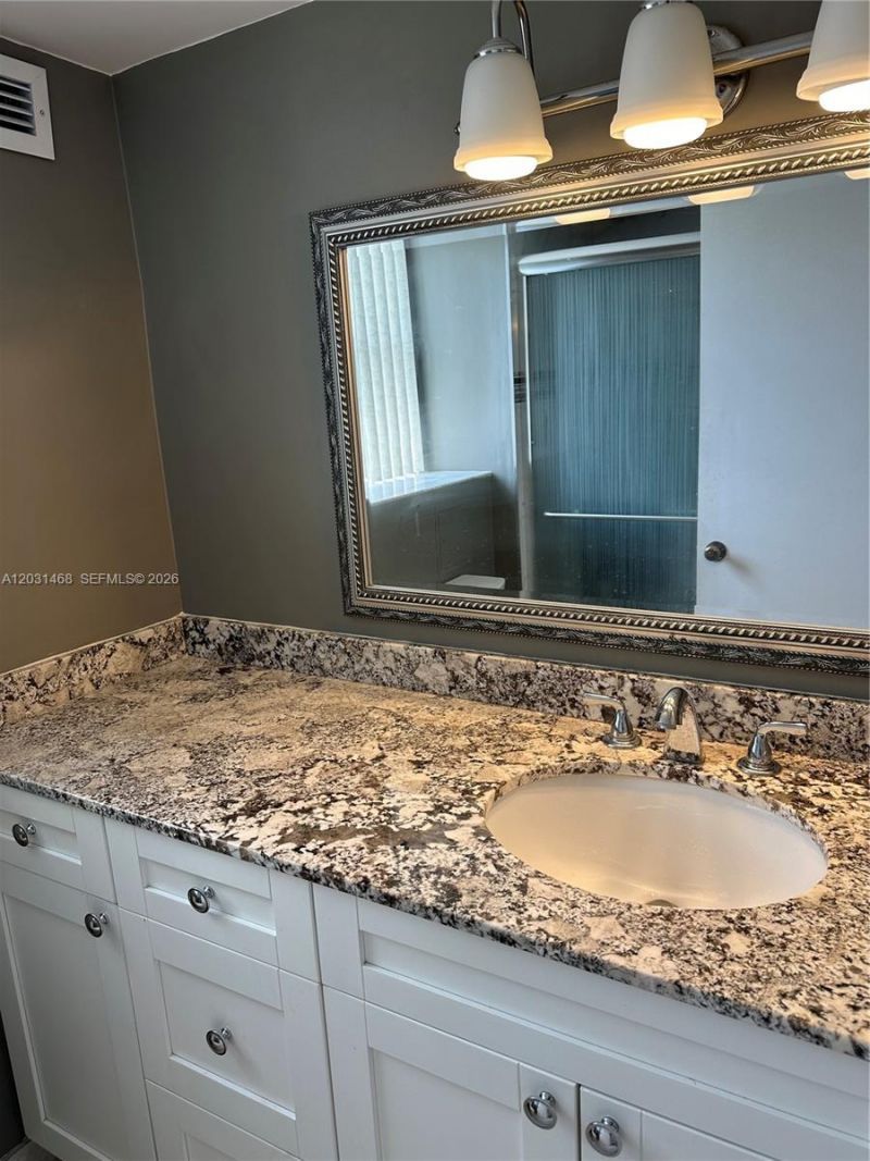 6039 Collins Ave, Unit 728, Miami Beach, FL 33140 Photo