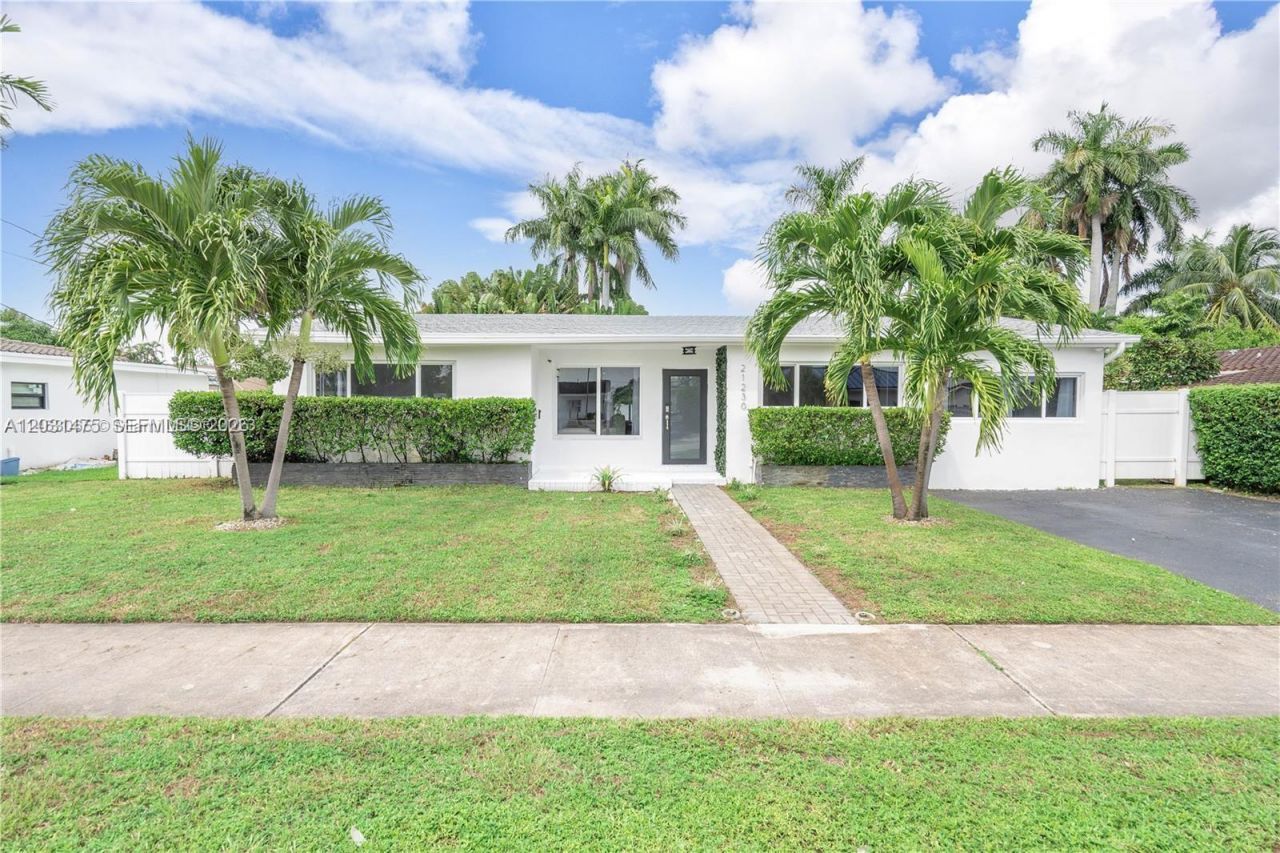 21230 NE 24th Ct , Miami, FL 33180 Photo
