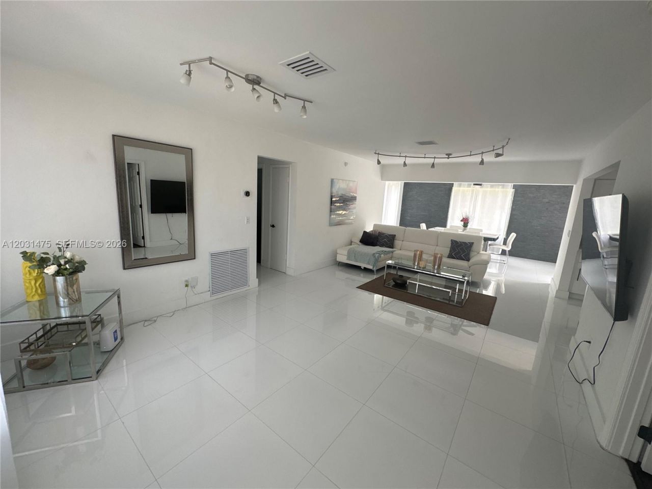 21230 NE 24th Ct , Miami, FL 33180 Photo