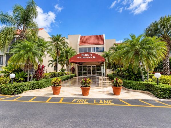 140 Lakeview Dr, Unit 211, Weston, FL 33326