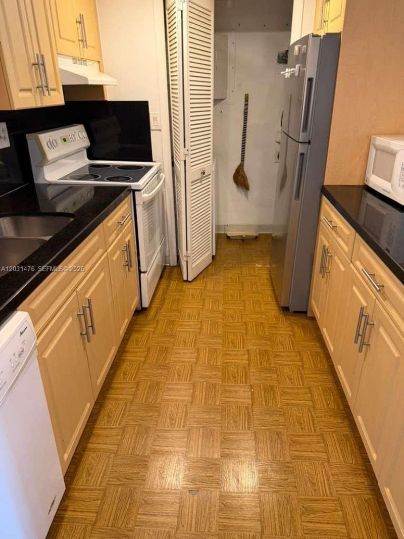 140 Lakeview Dr, Unit 211, Weston, FL 33326 Photo