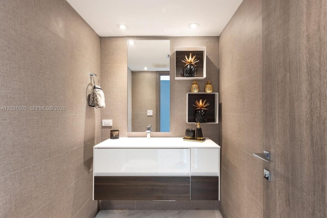 5660 Collins Ave , Unit 14C, Miami Beach, FL 33140 Photo