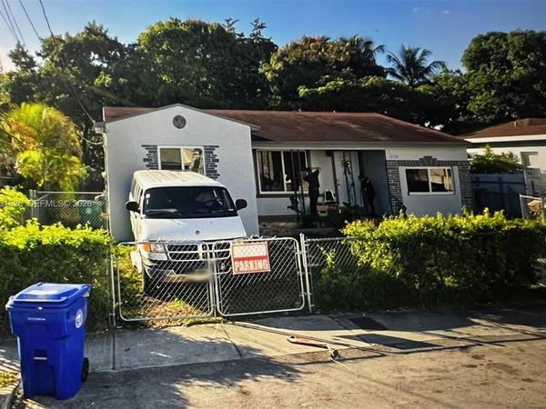 1450 NW 35th St , Miami, FL 33142