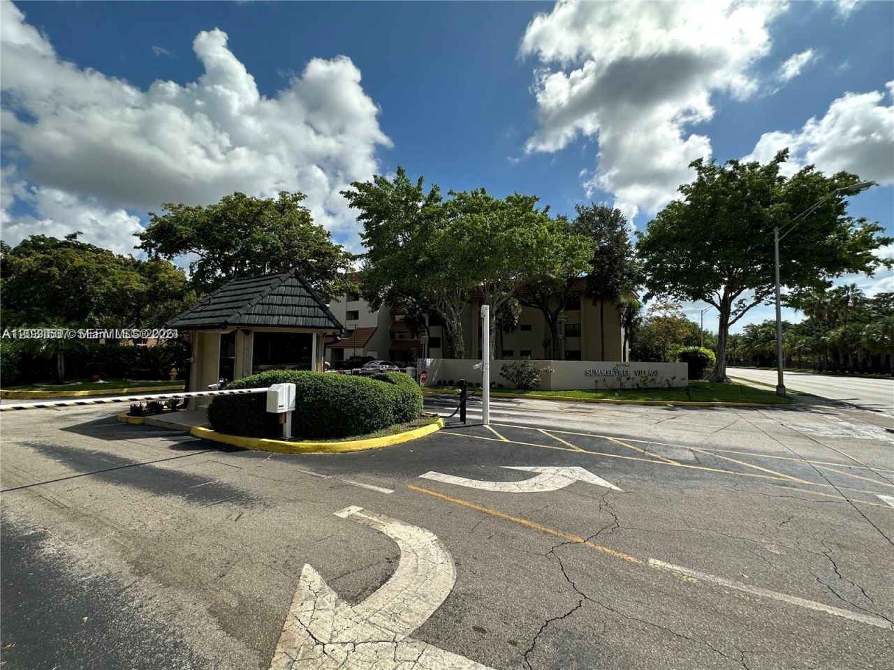 601 Ives Dairy Rd , Unit 401-8, Miami, FL 33179 Photo