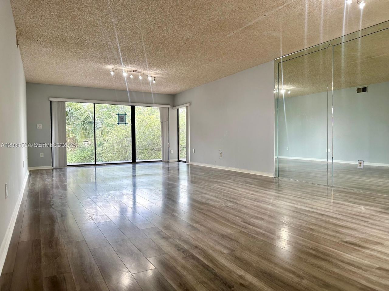 601 Ives Dairy Rd , Unit 401-8, Miami, FL 33179 Photo