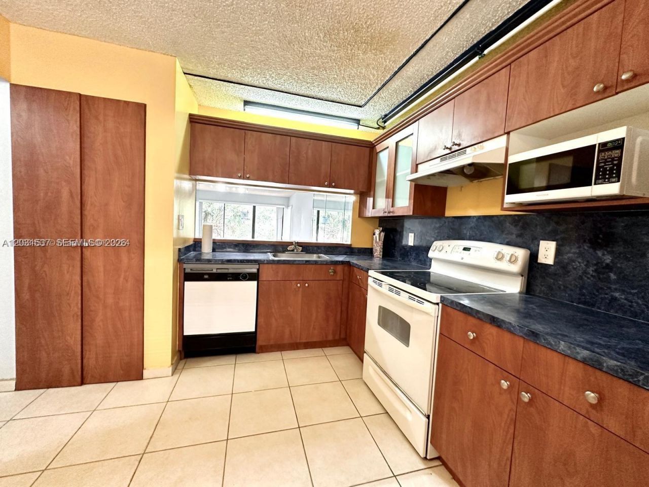 601 Ives Dairy Rd , Unit 401-8, Miami, FL 33179 Photo