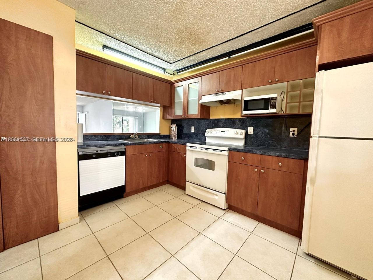 601 Ives Dairy Rd , Unit 401-8, Miami, FL 33179 Photo