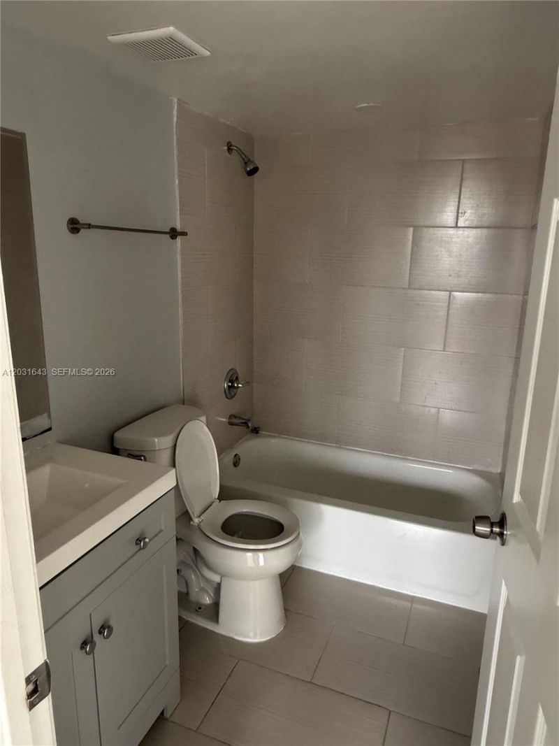 6276 NW 186th St, Unit 311, Hialeah, FL 33015 Photo