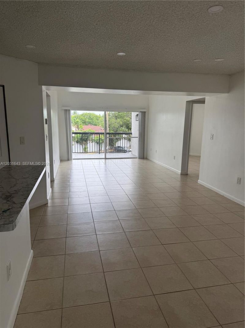 6276 NW 186th St, Unit 311, Hialeah, FL 33015 Photo