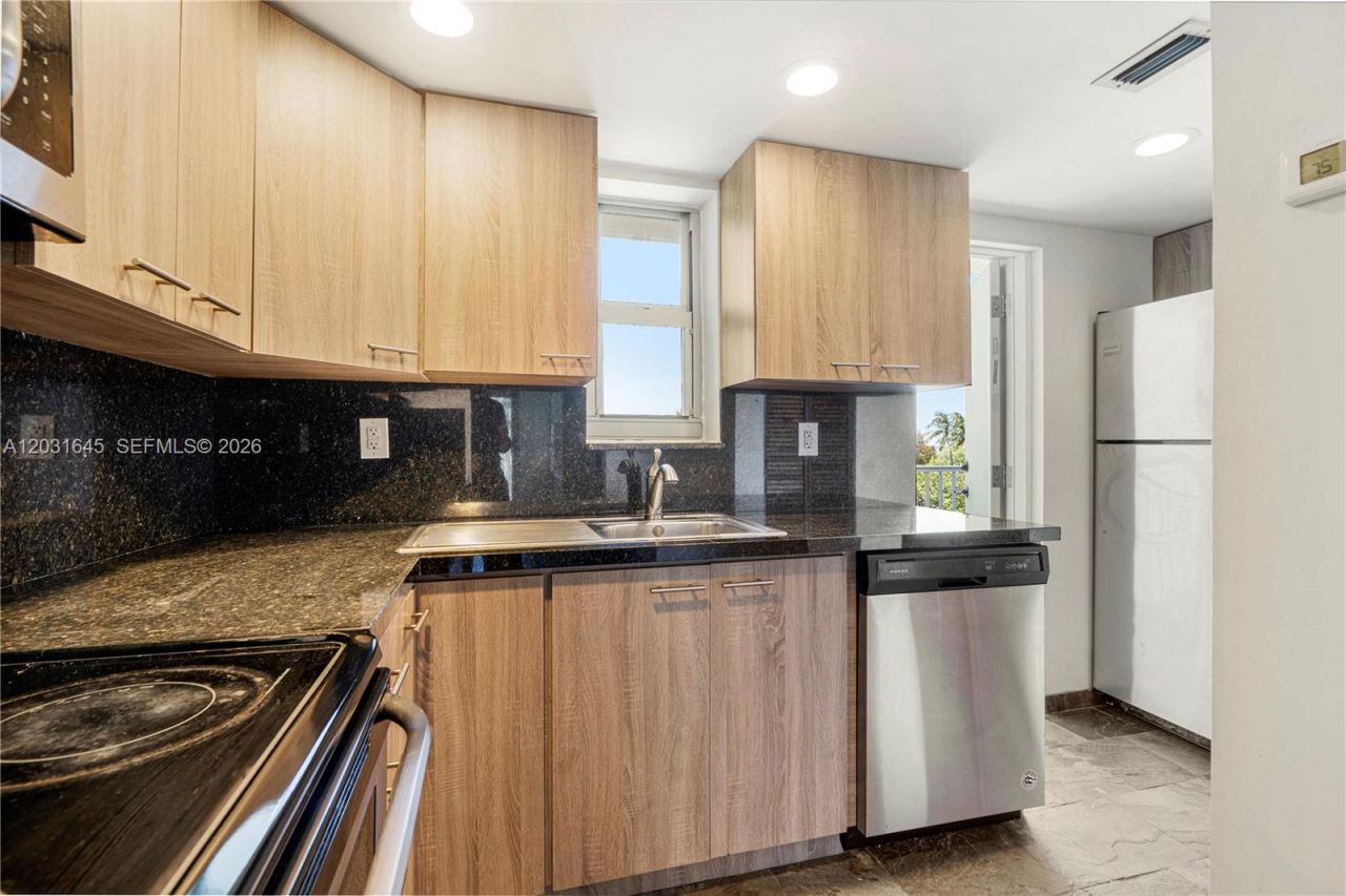 1674 Bay Rd , Unit 301, Miami Beach, FL 33139 Photo