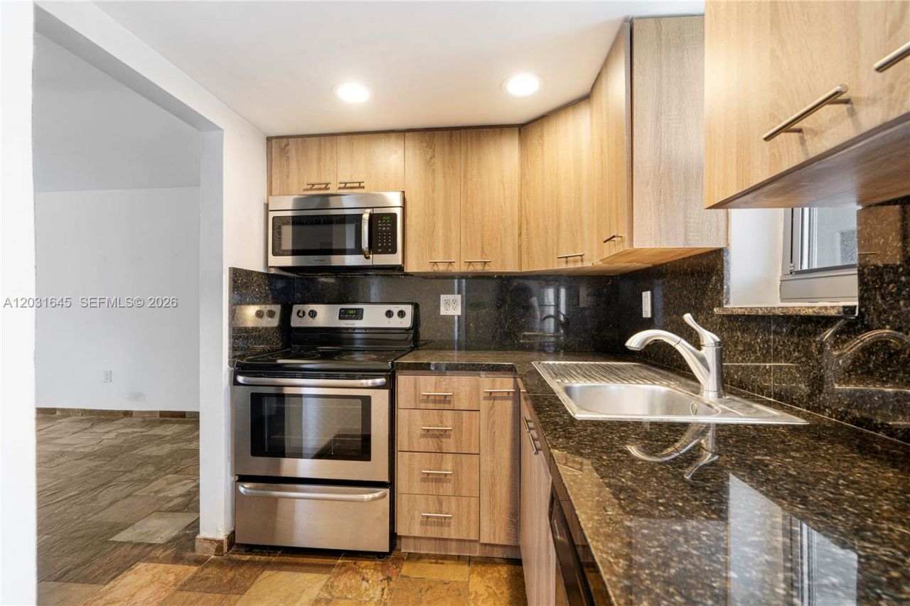 1674 Bay Rd , Unit 301, Miami Beach, FL 33139 Photo