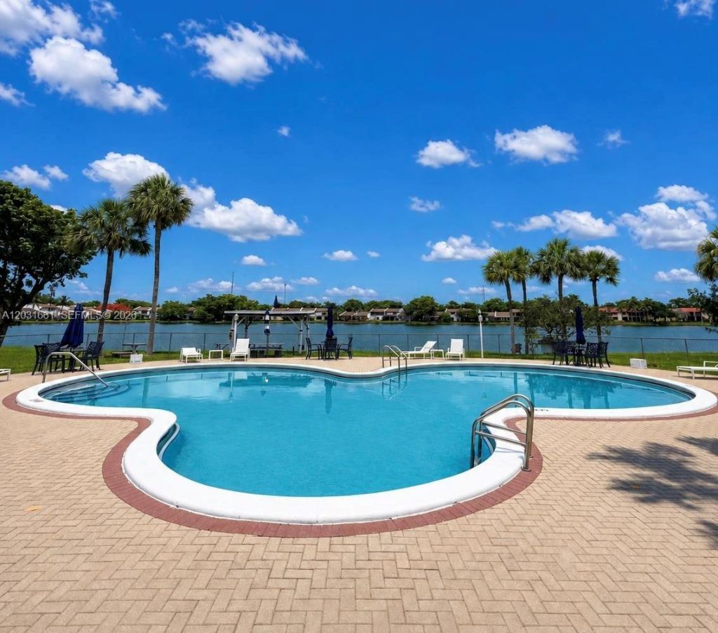 671 NE 195th St , Unit 425-E, Miami, FL 33179 Photo