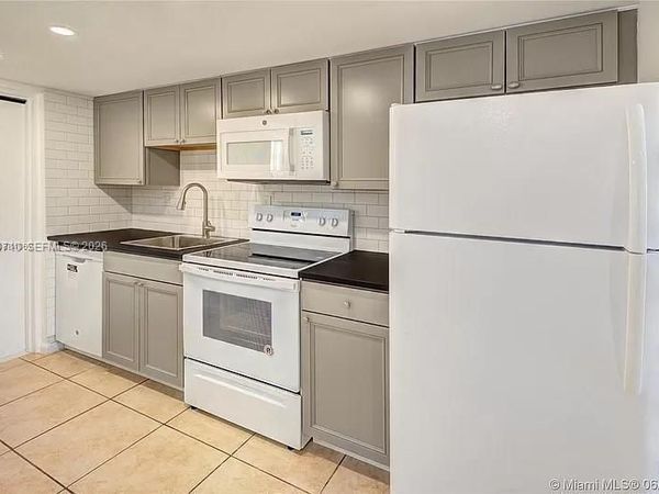 4121 NW 26th St , Unit T14, Lauderhill, FL 33313