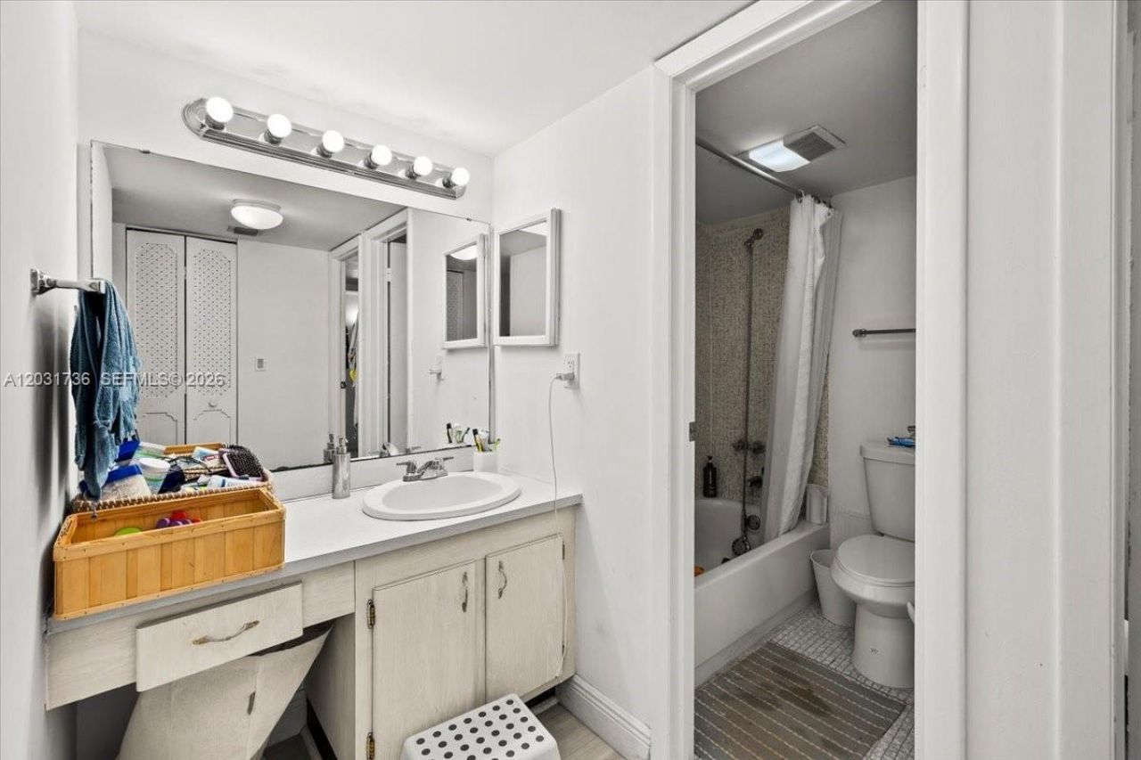 3101 N Country Club Dr , Unit 209, Aventura, FL 33180 Photo