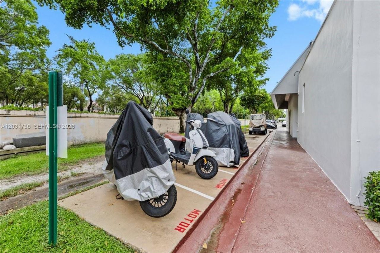 3101 N Country Club Dr , Unit 209, Aventura, FL 33180 Photo